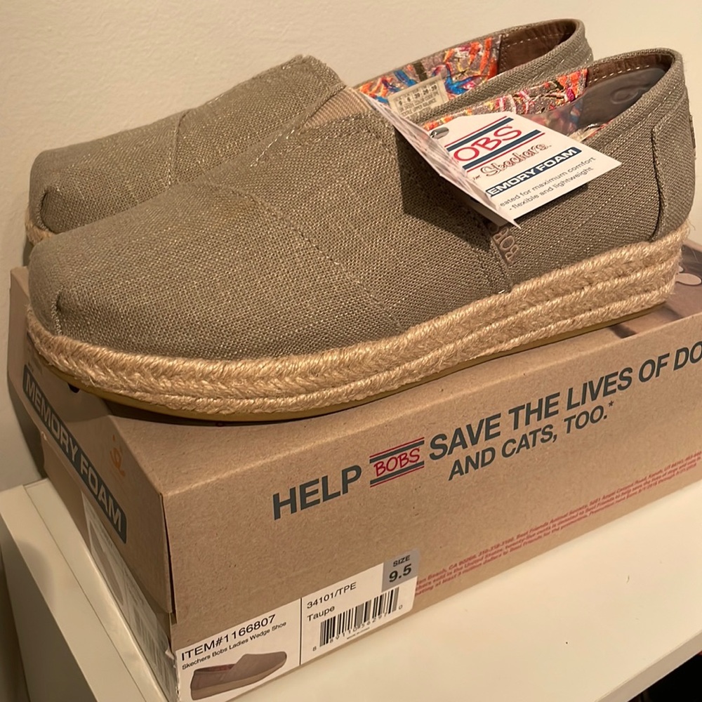 New Bobs by Sketchers taupe wedges size 9.5